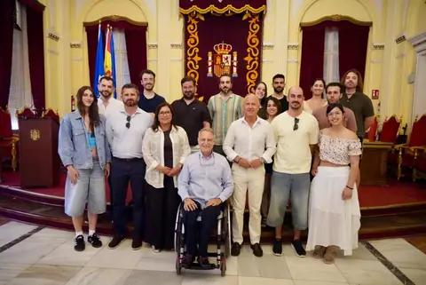 Fotografía de grupo del programa de creadores en el Salón de Plenos de la Ciudad Autónoma de Melilla.