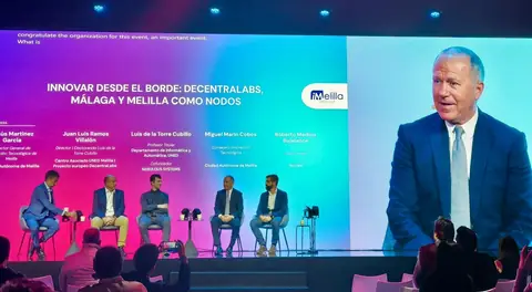 Mesa redonda titulada Innovar desde el borde, con cinco ponentes sentados en el escenario bajo la marca iMelilla Digital Hub.