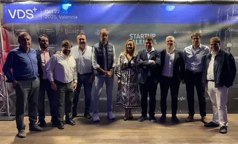 Fotografía de grupo de la delegación en Valencia Digital Summit 2025, ante el panel de Startup Valencia.
